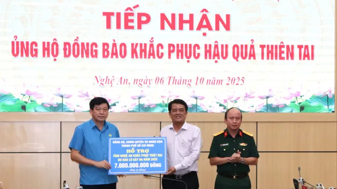Đồng chí Bùi Thanh Nhân trao 7 tỷ đồng của Đảng bộ, Chính quyền và nhân dân TPHCM đến người dân tỉnh Nghệ An