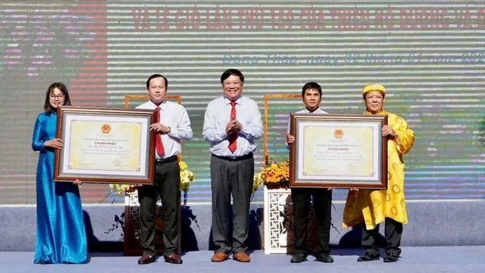 Chủ tịch UBND tỉnh Đồng Tháp Phạm Thành Ngại trao Bằng Chứng nhận Di sản văn hóa phi vật thể quốc gia đối với Lễ giỗ Thiên Hộ Dương, Đốc Binh Kiều và Lễ hội Vía bà Chúa xứ Gò Tháp. Ảnh: V.T
