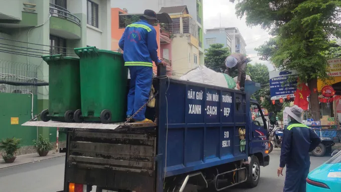 Công nhân ngành môi trường thu gom rác sinh hoạt tại phường Tân Bình, TPHCM