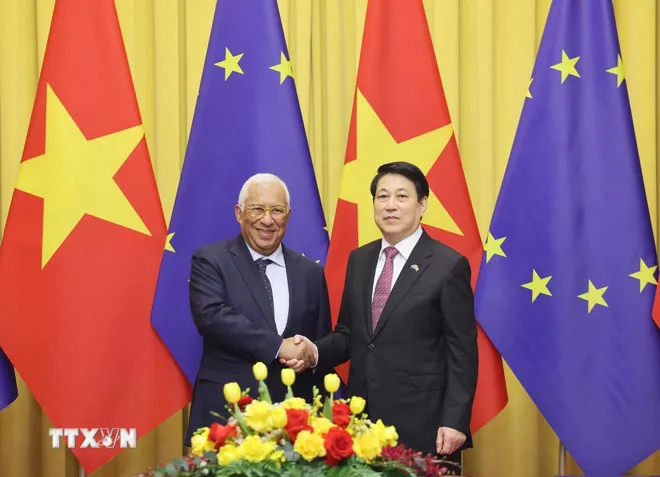 Chủ tịch nước Lương Cường và Chủ tịch Hội đồng châu Âu António Costa chụp ảnh chung trước hội đàm. Ảnh: TTXVN