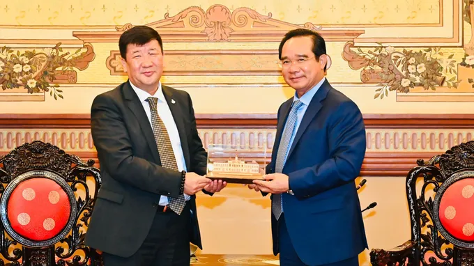 Đồng chí Nguyễn Văn Được tặng quà lưu niệm đến Đại sứ Mông Cổ Jigjee Sereejav. Ảnh: VIỆT DŨNG