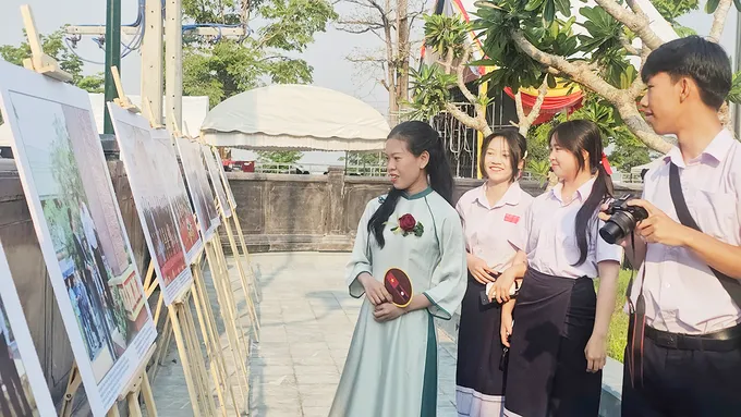 Cô Trần Thị Dậu đưa học sinh đến tham quan Khu di tích lịch sử Chủ tịch Hồ Chí Minh tại tỉnh Savannakhet F3C.jpg