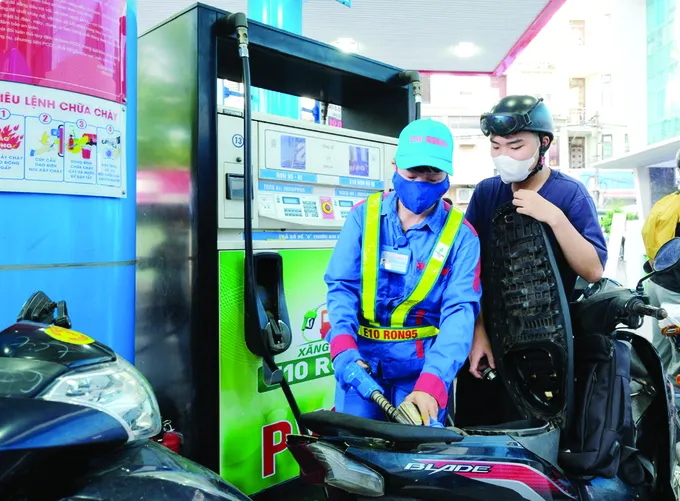 Người tiêu dùng đổ xăng E10 tại cây xăng PVOIL trên đường Thái Thịnh, phường Đống Đa, TP Hà Nội (ẢNH: HÂN GIA) CN7a.jpg