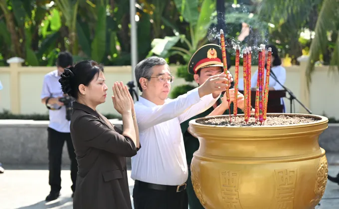Đồng chí Nguyễn Phước Lộc cùng các đại biểu dâng hương tưởng nhớ Anh hùng liệt sĩ Võ Thị Sáu 1000095858-5043-8403.jpg