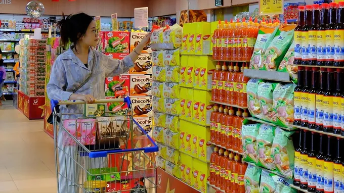 Người tiêu dùng lựa chọn thực phẩm thiết yếu tại hệ thống Saigon Co.op trong chương trình mua sắm hàng Việt dịp Quốc khánh 2-9. Ảnh: MINH XUÂN