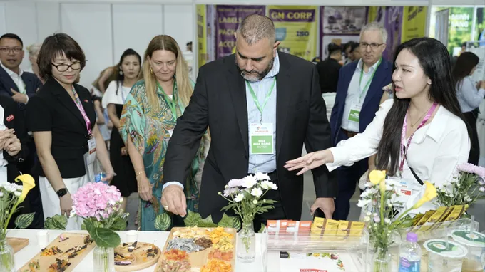 Doanh nghiệp Việt giới thiệu sản phẩm với các đối tác, nhà mua hàng tại Vietnam International Sourcing 2026. Ảnh: MINH XUÂN