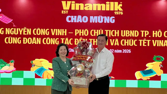 Đoàn lãnh đạo UBND TPHCM do ông Nguyễn Công Vinh, Phó Chủ tịch UBND TPHCM làm trưởng đoàn, đã đến thăm, chúc tết và tặng quà Vinamilk. Ảnh: MINH XUÂN