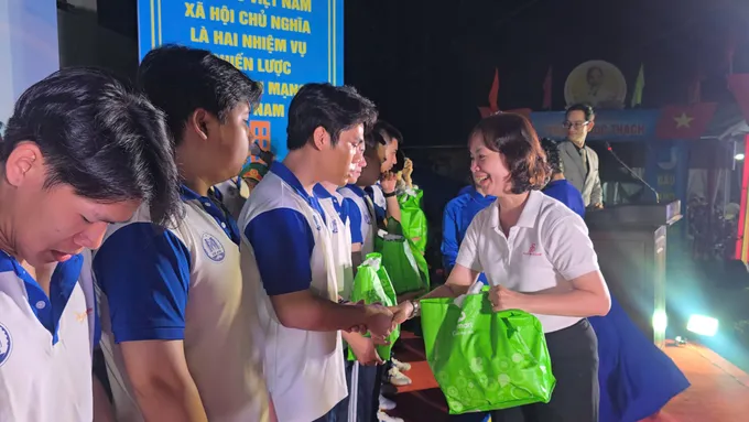 Chị Di trao qu&agrave; cho c&aacute;c bạn trước khi đi nghĩa vụ qu&acirc;n sự_1.jpg