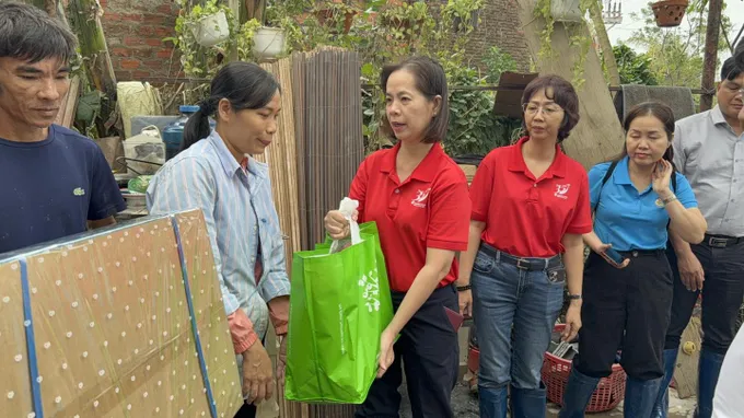 Chị Di trao qu&agrave; cứu trợ cho b&agrave; con v&ugrave;ng lũ_2.jpg