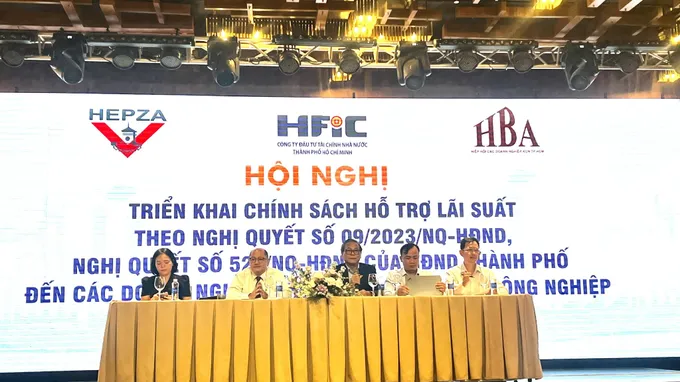 Lãnh đạo HFIC và sở ban ngành đối thoại với doanh nghiệp tại hội nghị. Ảnh MINH XUÂN