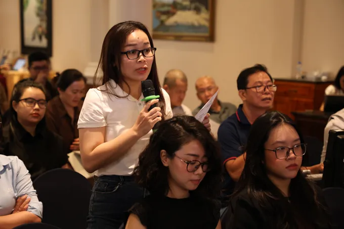 Đại diện doanh nghiệp nêu vướng mắc về thủ tục hải quan, đề nghị cơ quan chức năng tháo gỡ tại hội nghị. Ảnh: MINH XUÂN IMG_0114.JPG