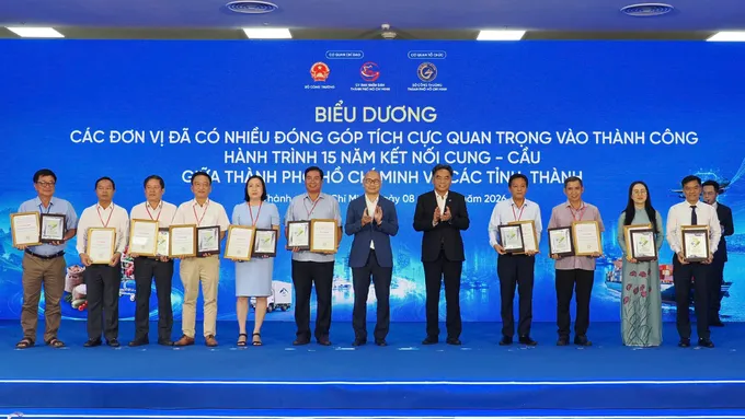 Ban tổ chức biểu dương các đơn vị có nhiều đóng góp cho hành trình 15 năm kết nối cung - cầu giữa TPHCM và các tỉnh, thành. Ảnh: HOÀNG HÙNG 1791431395843_4970179030617774556_4970179030617774556_b3739158f0a08e926460618b65a8a37b.jpg
