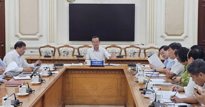 Phó Chủ tịch UBND Bùi Minh Thạnh phát biểu chỉ đạo tại buổi làm việc. Ảnh: Đỗ Trà Giang