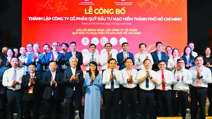 Đồng chí Trần Lưu Quang, Ủy viên Bộ Chính trị, Bí thư Thành ủy TPHCM cùng lãnh đạo TPHCM dự lễ ra mắt Công ty cổ phần Quỹ đầu tư mạo hiểm TPHCM. Ảnh: VIỆT DŨNG IMG_0119.jpeg
