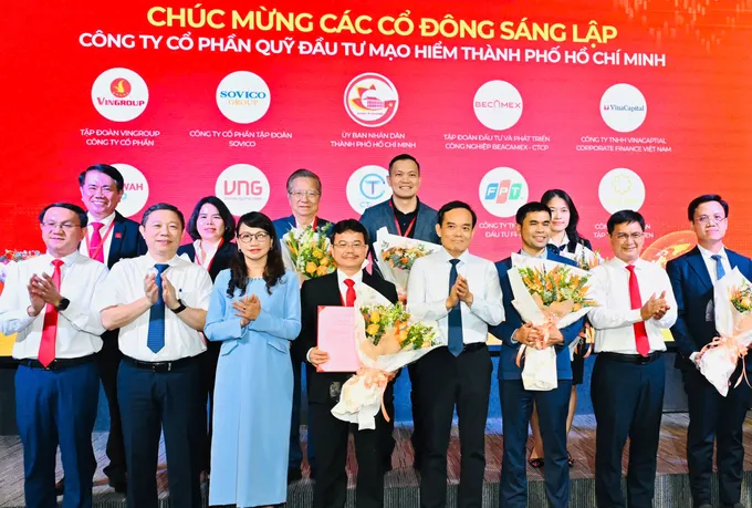 Đồng chí Trần Lưu Quang, Ủy viên Bộ Chính trị, Bí thư Thành ủy TPHCM cùng lãnh đạo TPHCM tặng hoa chúc mừng tại lễ ra mắt Công ty cổ phần Quỹ đầu tư mạo hiểm TPHCM. Ảnh: VIỆT DŨNG IMG_0121.jpeg