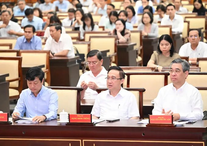 Đại biểu dự hội nghị qu&aacute;n triệt v&agrave; triển khai thực hiện một số nghị quyết, chỉ thị của Bộ Ch&iacute;nh trị, s&aacute;ng 29-9. Ảnh: VIỆT DŨNG