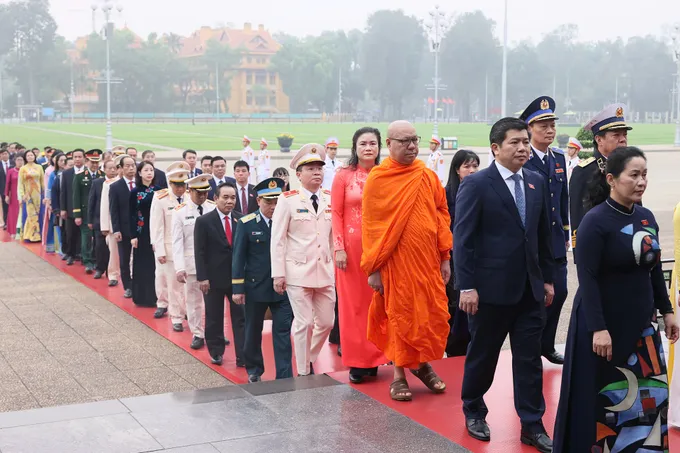 6 ĐB viếng lăng .jpeg