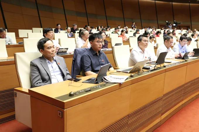 Trần LƯU QUANG và các ĐB.jpeg