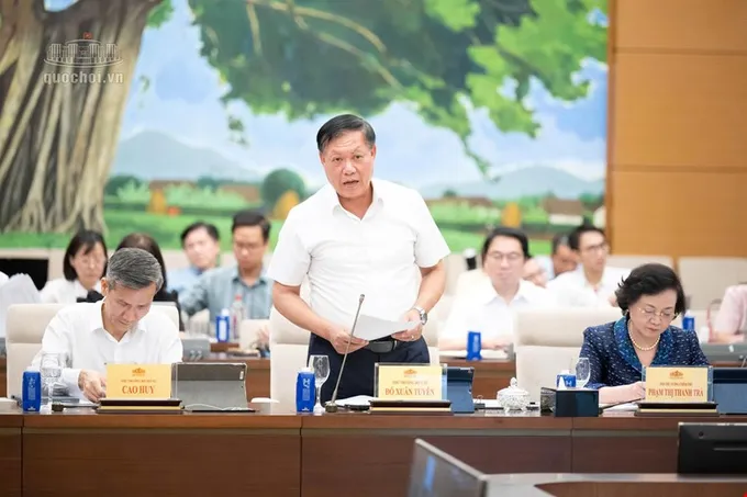 Thứ trưởng Bộ Y tế Đỗ Xuân Tuyên trình bày dự luật. Ảnh: CỔNG THÔNG TIN ĐIỆN TỬ QUỐC HỘI tuyên.jpg