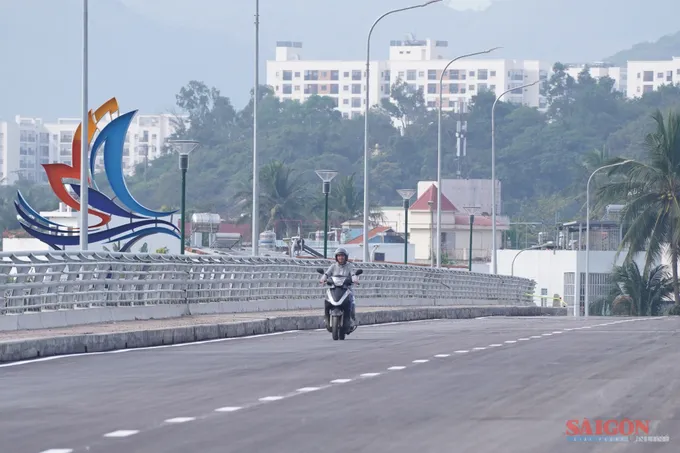 Người dân bắt đầu lưu thông trên cầu đập ngăn mặn sông Cái Nha Trang. Ảnh: HIẾU GIANG 3.jpg