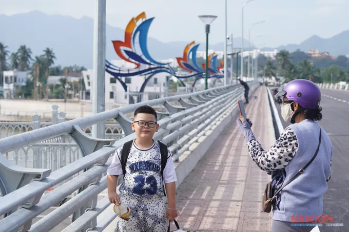 Người dân vui mừng vì cầu đập ngăn mặn cho xe lưu thông. Ảnh: HIẾU GIANG 4.jpg