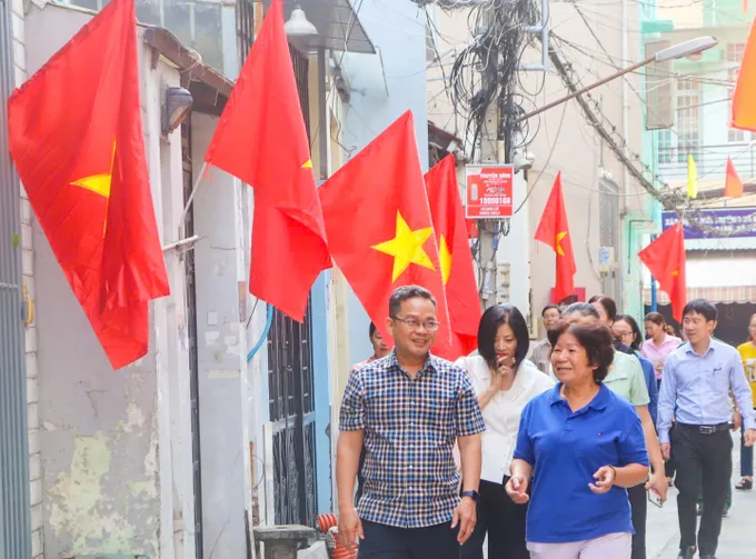 Phó Chủ tịch Ủy ban MTTQ Việt Nam TPHCM Phạm Minh Tuấn khảo sát các công trình tại quận Tân Phú
