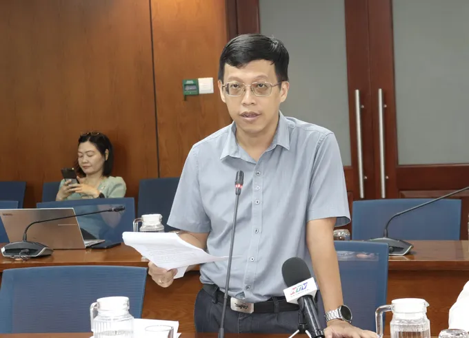 Ông Nguyễn Hoàng Anh thông tin tại họp báo