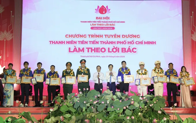 Đồng chí Dương Trọng Hiếu và đồng chí Bùi Minh Thạnh trao Bằng khen đến các gương điển hình tiêu biểu. Ảnh: DŨNG PHƯƠNG