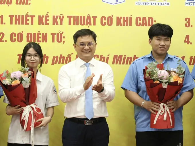 Phó Chủ tịch UBND TP Nguyễn Mạnh Cường tặng hoa động viên các thí sinh dự thi kỳ thi kỹ năng nghề thế giới lần thứ 48. Ảnh: Đặng Trinh 1789123922110_276484494851076388_5073758300742880155_da1f9837e65a464225d8b6c7501b6000.jpg