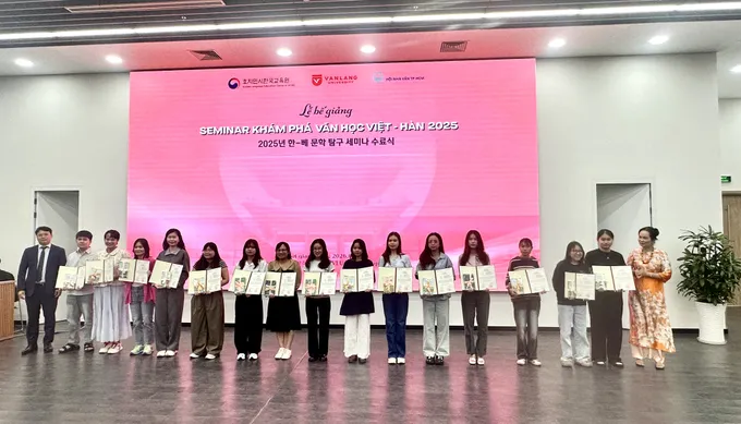 Trao giấy chứng nhận cho các học viên tham gia Seminar Khám phá văn học Việt-Hàn 2025. Ảnh: HỒ SƠN IMG_8093.jpg
