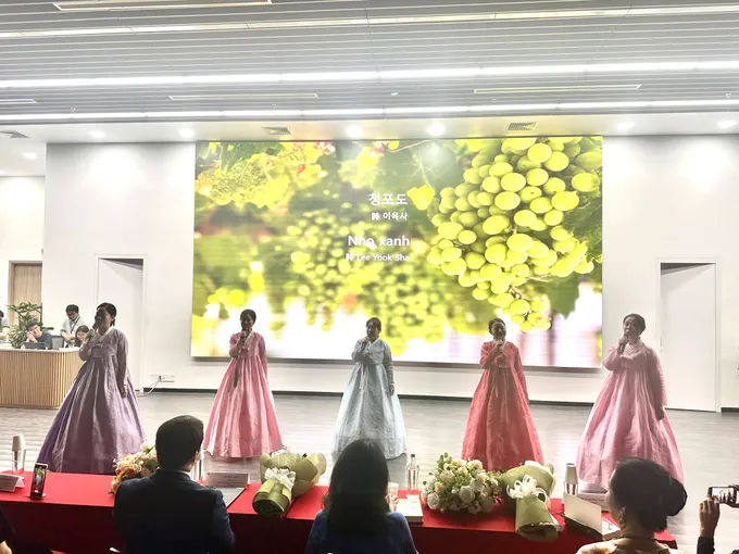 Các nghệ sĩ của Hiệp hội Ngâm thơ Gyeongbuk (Hàn Quốc) trình diễn ngâm thơ tại chương trình. Ảnh: HỒ SƠN IMG_8167.jpg