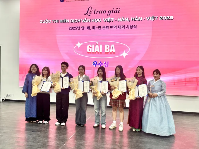 TS Nguyễn Thị Hiền cùng đại diện Ban tổ chức trao giấy chứng nhận cho các thí sinh đạt giải ba. Ảnh: HỒ SƠN IMG_8176.jpg