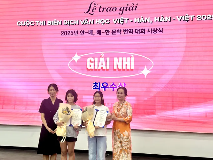 Nhà văn Bích Ngân (phải) cùng đại diện Ban tổ chức trao giấy chứng nhận cho các thí sinh đạt giải nhì. Ảnh: HỒ SƠN IMG_8186.jpg
