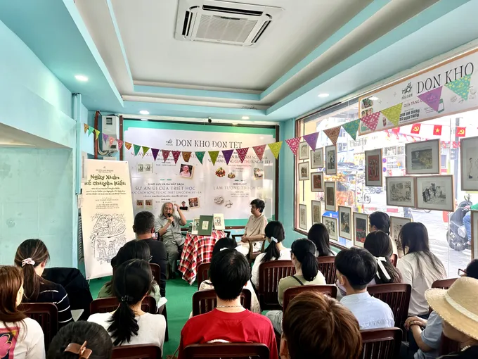 Chương trình được tổ chức trong không gian ấm cúng, với sự góp mặt của nhiều bạn trẻ IMG_9049.jpg