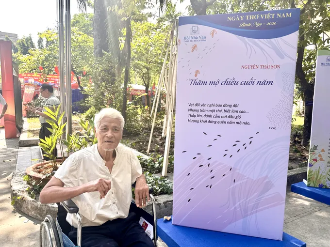 Nhà thơ Nguyễn Thái Sơn, một trong 12 nhà thơ tiêu biểu qua 40 năm đổi mới đất nước tại "Đường thơ". Ảnh: HỒ SƠN IMG_0015.jpg