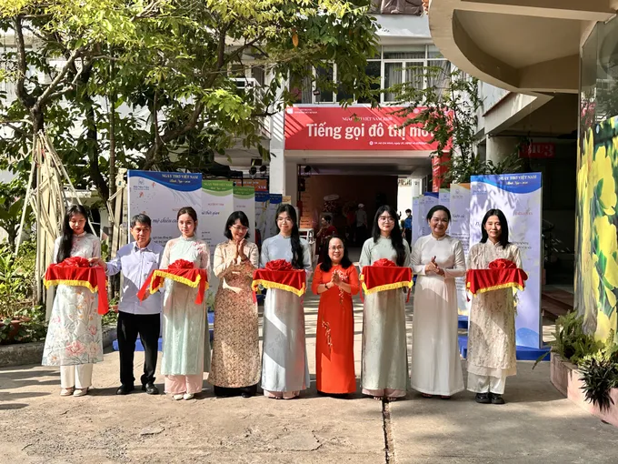 Đồng chí Trần Thị Diệu Thúy và các đại biểu thực hiện nghi thức cắt băng khai mạc "Đường thơ". Ảnh: HỒ SƠN IMG_9697.JPG