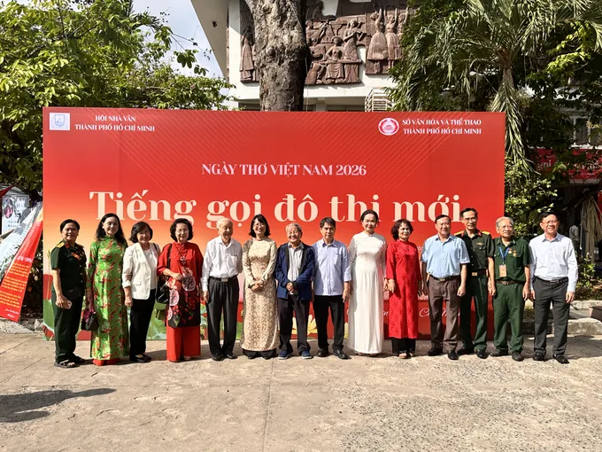 Các khách mời và một số văn nghệ sĩ chụp hình lưu niệm tại Ngày thơ Việt Nam 2026. Ảnh: HỒ SƠN IMG_9709.JPG