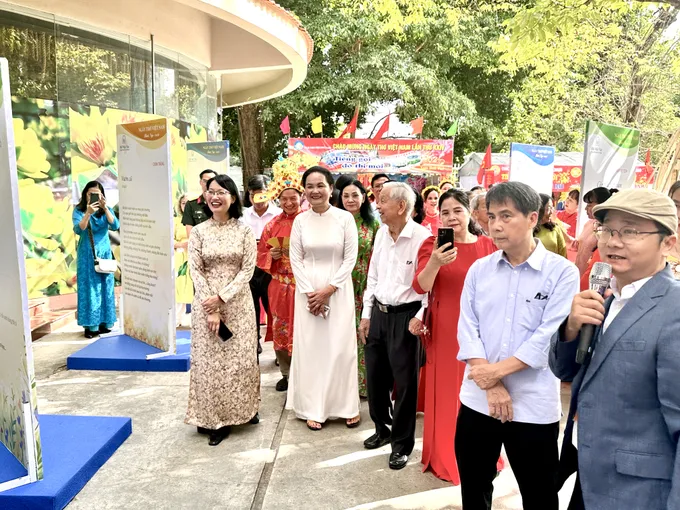 Nhà thơ Lê Thiếu Nhơn, Trưởng Ban Nhà văn trẻ - Hội Nhà văn TPHCM, giới thiệu đến quan khách không gian "Đường thơ". Ảnh: HỒ SƠN IMG_9730.jpg