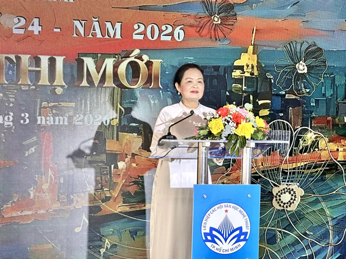 Nhà văn Bích Ngân, Chủ tịch Hội Nhà văn TPHCM, phát biểu khai mạc. Ảnh: HỒ SƠN IMG_9770.jpg