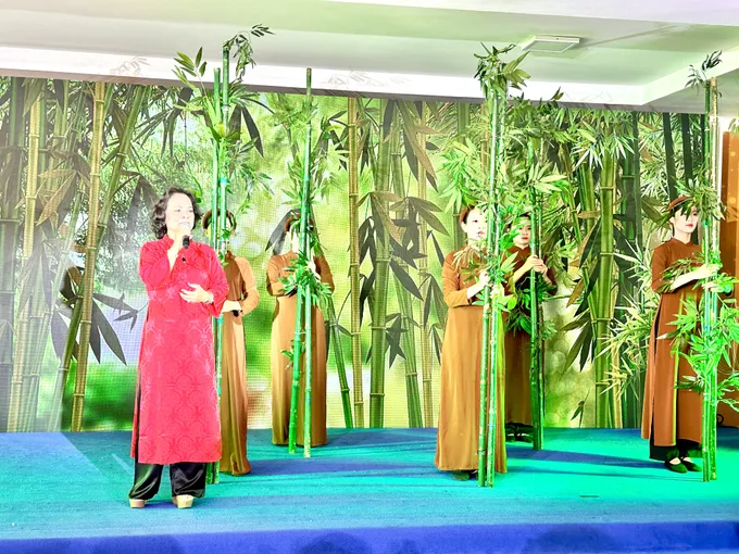 Nhà văn Trầm Hương, Phó Chủ tịch Hội Nhà văn TPHCM, diễn đọc đoạn trích "Tre" từ trường ca "Hoa của nước". Ảnh: HỒ SƠN IMG_9812.jpg