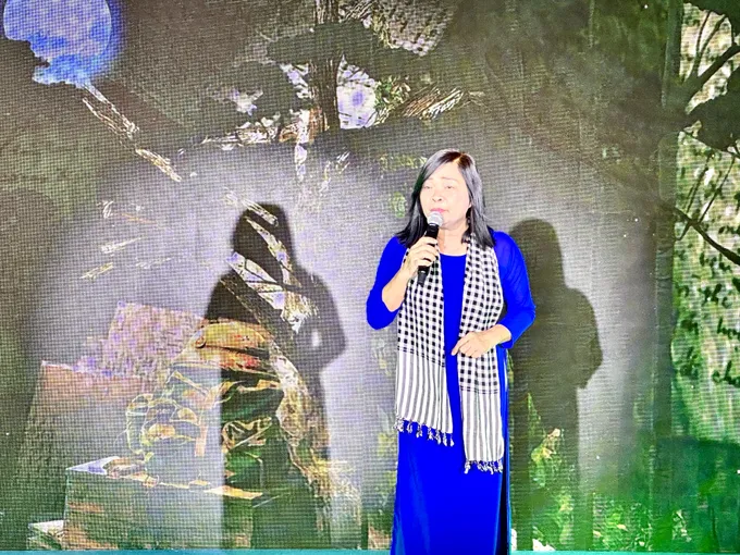 Nhà thơ Trần Mai Hương diễn đọc bài thơ "Chiếc ba lô của cha". Ảnh: HỒ SƠN IMG_9857.jpg