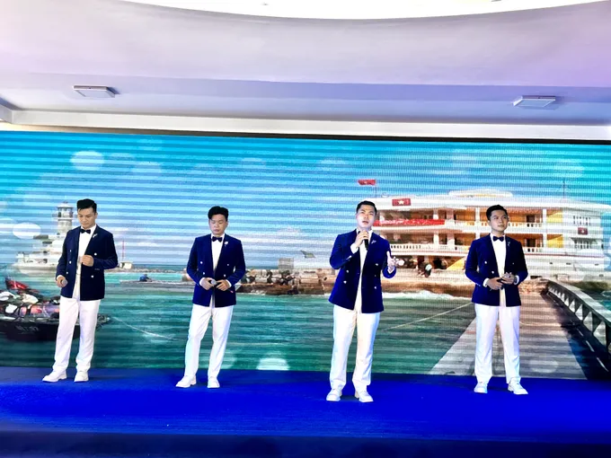 Nhóm Lạc Việt thể hiện ca khúc "Tổ quốc gọi tên mình" (thơ: Nguyễn Phan Quế Mai, nhạc: Đinh Trung Cẩn). Ảnh: HỒ SƠN IMG_9869.jpg