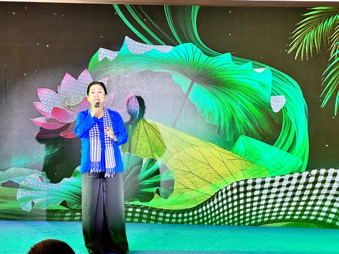 NSƯT Lam Tuyền thể hiện bài thơ "Phương Nam ngạo khúc" của nhà thơ Trần Đức Tín. Ảnh: HỒ SƠN IMG_9878.jpg