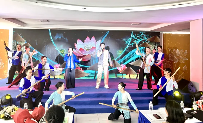 NSƯT Lam Tuyền và ca sĩ Quách Phú Thành cùng thể hiện ca khúc "Bài ca đất phương Nam" (nhạc: Lư Nhất Vũ, lời: Lê Giang). Ảnh: HỒ SƠN IMG_9890.jpg