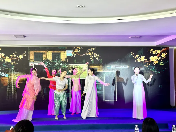 Ca sĩ Thanh Ngọc thể hiện ca khúc "Mùa xuân đầu tiên" của nhạc sĩ Văn Cao. Ảnh: HỒ SƠN IMG_9898.jpg