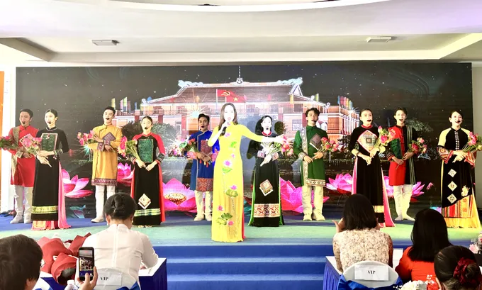 NSƯT Phạm Khánh Ngọc thể hiện ca khúc "Tiếng hát từ thành phố mang tên Người" (thơ: Đăng Trung, nhạc: Cao Việt Bách. Ảnh: HỒ SƠN IMG_9905 2.jpg