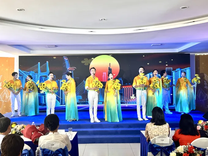 Nhóm ca diễn MTV.SG thể hiện ca khúc "Tình ca mùa xuân" (thơ: Nguyễn Loan, nhạc: Trần Hoàn). Ảnh: HỒ SƠN IMG_9913.jpg