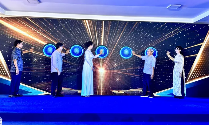 Đồng chí Trần Thị Diệu Thúy cùng nhà thơ Hoài Vũ, nhà văn Bích Ngân, KTS Nguyễn Trường Lưu và nhà văn Bùi Anh Tấn (từ phải qua) thực hiện nghi thức phát động cuộc thi thơ "Tiếng gọi đô thị mới". Ảnh: HỒ SƠN IMG_9924.jpg