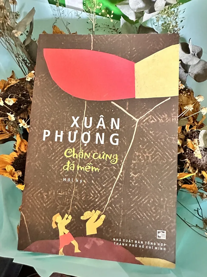 "Chân cứng đá mềm" là hồi ký thứ ba của đạo diễn, nhà văn Xuân Phương sau "Gánh gánh... gồng gồng..." và "Khắc đi... khắc đến". Ảnh: HỒ SƠN IMG_2353.JPG
