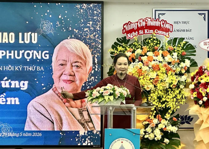 Nhà văn Bích Ngân, Chủ tịch Hội Nhà văn TPHCM, phát biểu. Ảnh: HỒ SƠN IMG_3428.jpg
